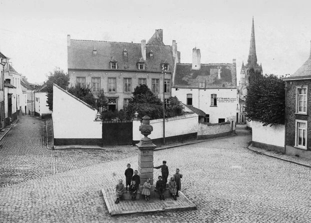 Vue sur l’ancien couvent des Annonciades depuis la place de l’Abreuvoir, vers 1910
