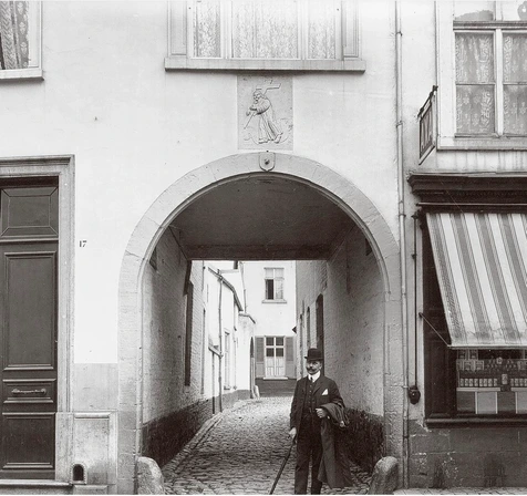 Ancienne entrée de l’hospice des Douze Apôtres, vers 1910