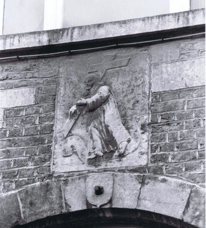 Détail du relief de la porte cochère