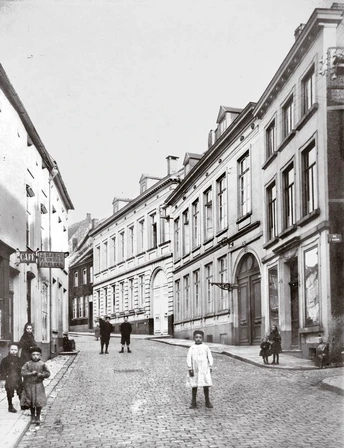 1. rue de Charleroi  vers 1910 avec l'hôtel  Wargny à droite.webp