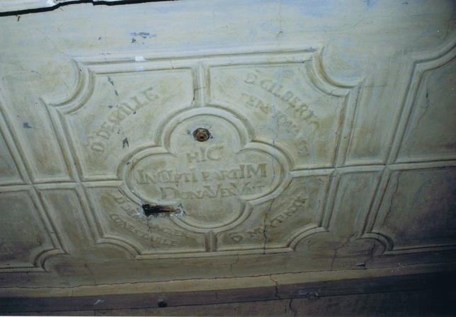 Moulure du plafond avec chronogramme