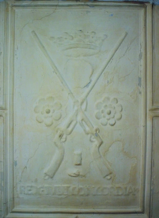 Moulure du plafond avec arquebuses
