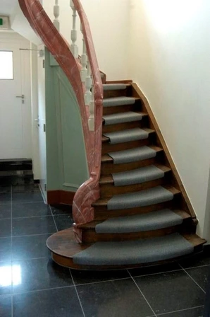 3.maison des frères - escalier.webp