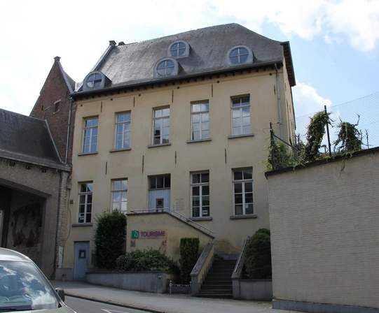 Bâtiment restauré occupé par l’Office du Tourisme