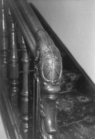 Départ d’escalier avec armoiries de l’abbesse Éléonore de Harvengt