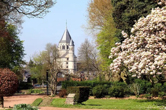 Vue de la collégiale depuis le parc de la Dodaine